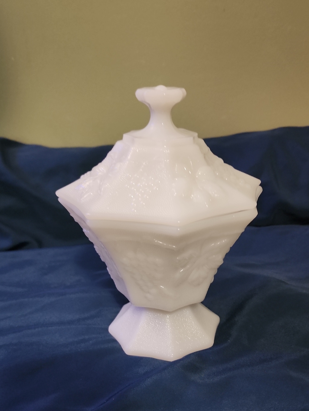 Vintage Anchor Hocking Milk Glass Harvest Grape Covered Candy Dish